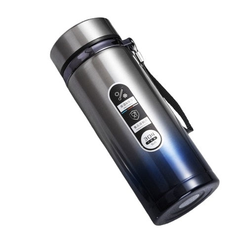 Bouteille isotherme en inox avec reflets bleus et affichage digital de température, équipée d’une dragonne de transport